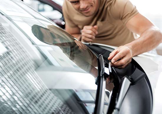 Détails Sur Les Mains Du Technicien Changeant Les Balais D'essuie-glace Sur  La Voiture Installation D'essuie-glaces De Voiture