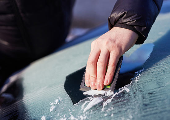 Photo 3 - En hiver, il faut utiliser un liquide lave-glace capable de  résister à des températures très basses. - Retour de l'hiver : quels sont  les contrôles à effectuer sur votre voiture ?