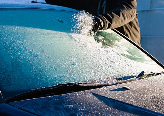 Essuie-glace De Voiture Soulevé Au-dessus Du Pare-brise Pour L'entretien