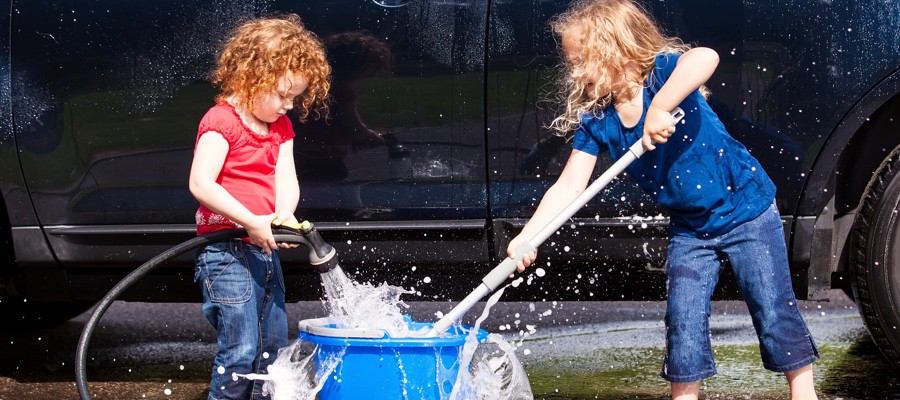 CHAM-Kids-Washing-Family-Car