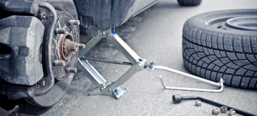 Vehicle-on-Jack-Tire-Off