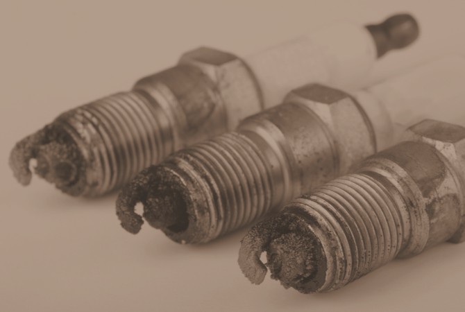 The end of spark plugs that have overheated and become burnt