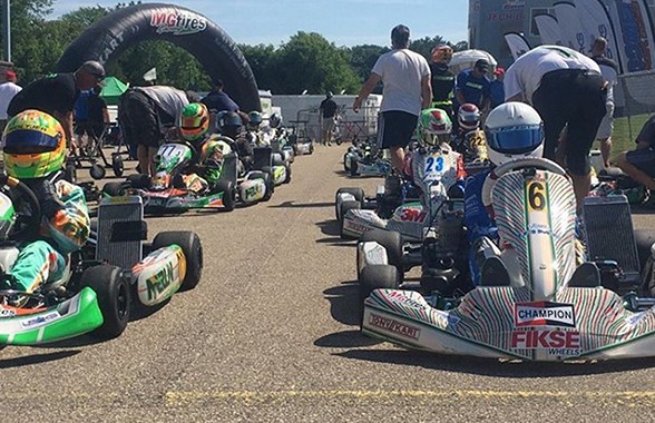 pro-go-kart-race-start pro-go-kart-race-start