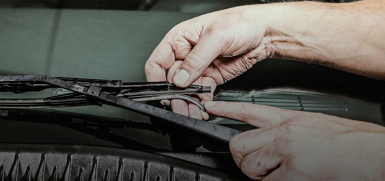 Cómo cambiar los escobillas del limpiaparabrisas del coche y cómo rellenar  su depósito